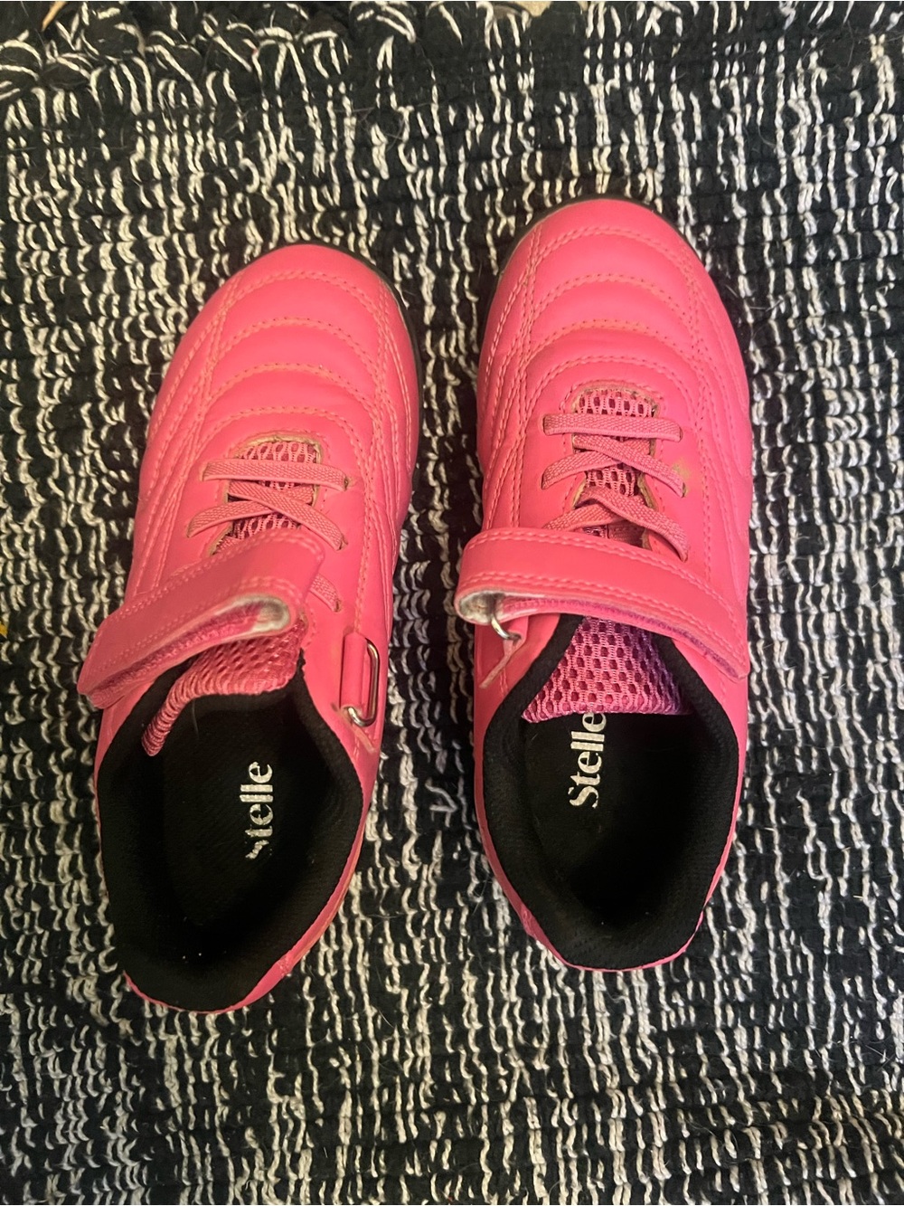 Stelle Hot Pink Kids Cleats with Hook-and-Loop Strap